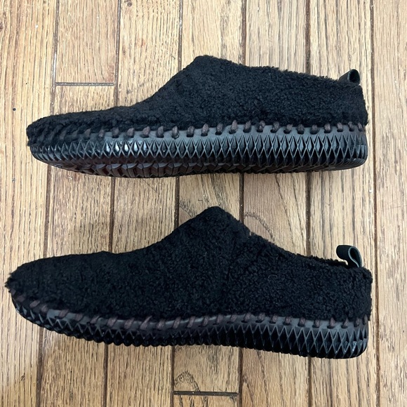 Antelope black Sherpa clog slippers - Picture 7 of 10